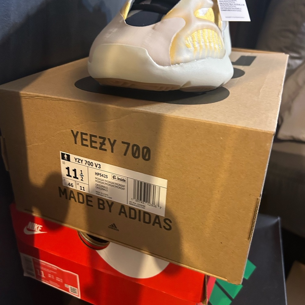 Yeezy 700 - Picture 4 of 5